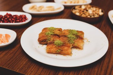 Türk tatlısı, kunafa, kaday fıstığı tozu ve peynirli sıcak yenilen tatlı