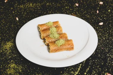 Türk tatlısı, kunafa, kaday fıstığı tozu ve peynirli sıcak yenilen tatlı