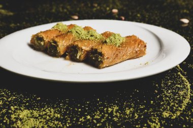 Türk tatlısı, kunafa, kaday fıstığı tozu ve peynirli sıcak yenilen tatlı