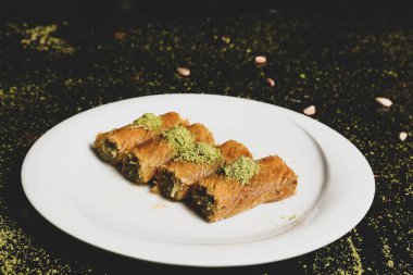 Türk tatlısı, kunafa, kaday fıstığı tozu ve peynirli sıcak yenilen tatlı