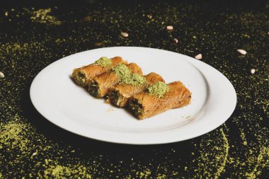 Türk tatlısı, kunafa, kaday fıstığı tozu ve peynirli sıcak yenilen tatlı