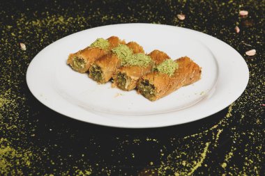 Türk tatlısı, kunafa, kaday fıstığı tozu ve peynirli sıcak yenilen tatlı