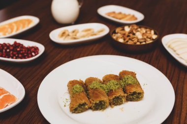 Türk tatlısı, kunafa, kaday fıstığı tozu ve peynirli sıcak yenilen tatlı