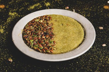 Türk tatlısı, kunafa, kaday fıstığı tozu ve peynirli sıcak yenilen tatlı