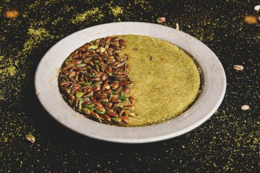 Türk tatlısı, kunafa, kaday fıstığı tozu ve peynirli sıcak yenilen tatlı