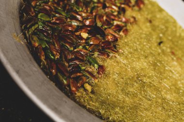 Türk tatlısı, kunafa, kaday fıstığı tozu ve peynirli sıcak yenilen tatlı