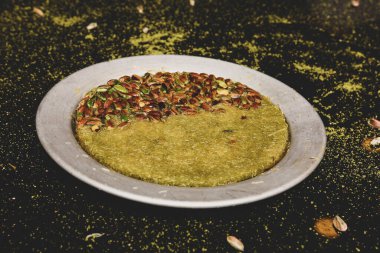 Türk tatlısı, kunafa, kaday fıstığı tozu ve peynirli sıcak yenilen tatlı