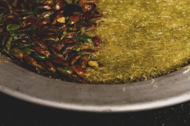 Türk tatlısı, kunafa, kaday fıstığı tozu ve peynirli sıcak yenilen tatlı