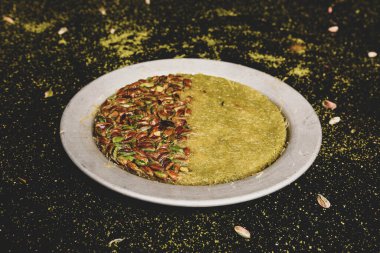 Türk tatlısı, kunafa, kaday fıstığı tozu ve peynirli sıcak yenilen tatlı