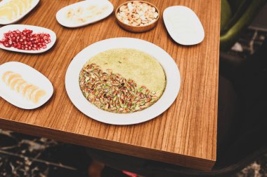 Türk tatlısı, kunafa, kaday fıstığı tozu ve peynirli sıcak yenilen tatlı