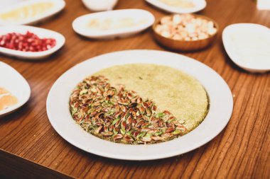 Türk tatlısı, kunafa, kaday fıstığı tozu ve peynirli sıcak yenilen tatlı