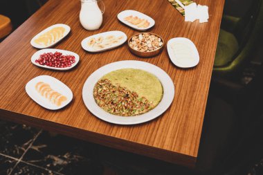 Türk tatlısı, kunafa, kaday fıstığı tozu ve peynirli sıcak yenilen tatlı