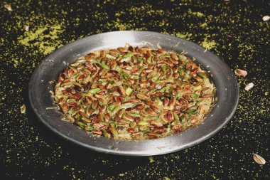 Türk tatlısı, kunafa, kaday fıstığı tozu ve peynirli sıcak yenilen tatlı