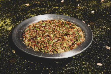 Türk tatlısı, kunafa, kaday fıstığı tozu ve peynirli sıcak yenilen tatlı