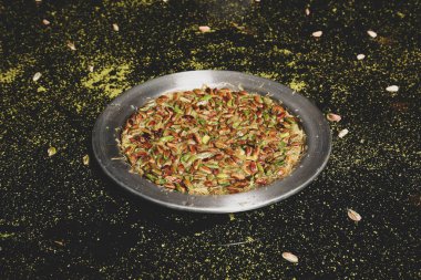 Türk tatlısı, kunafa, kaday fıstığı tozu ve peynirli sıcak yenilen tatlı