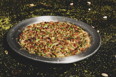 Türk tatlısı, kunafa, kaday fıstığı tozu ve peynirli sıcak yenilen tatlı