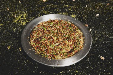 Türk tatlısı, kunafa, kaday fıstığı tozu ve peynirli sıcak yenilen tatlı