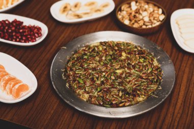 Türk tatlısı, kunafa, kaday fıstığı tozu ve peynirli sıcak yenilen tatlı