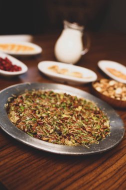 Türk tatlısı, kunafa, kaday fıstığı tozu ve peynirli sıcak yenilen tatlı