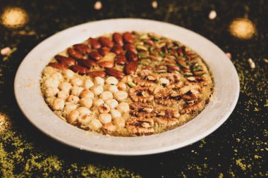 Türk tatlısı, kunafa, kaday fıstığı tozu ve peynirli sıcak yenilen tatlı