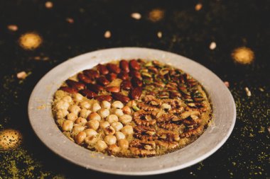 Türk tatlısı, kunafa, kaday fıstığı tozu ve peynirli sıcak yenilen tatlı