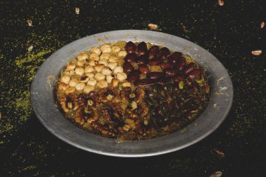 Türk tatlısı, kunafa, kaday fıstığı tozu ve peynirli sıcak yenilen tatlı