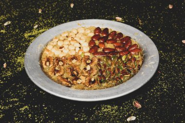 Türk tatlısı, kunafa, kaday fıstığı tozu ve peynirli sıcak yenilen tatlı