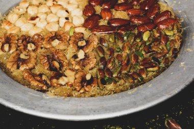 Türk tatlısı, kunafa, kaday fıstığı tozu ve peynirli sıcak yenilen tatlı