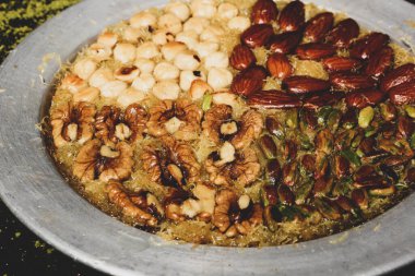 Türk tatlısı, kunafa, kaday fıstığı tozu ve peynirli sıcak yenilen tatlı