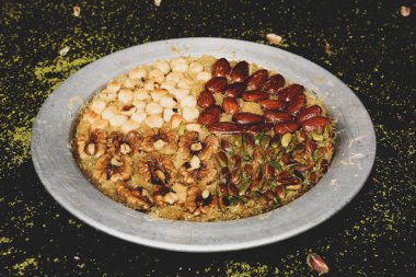 Türk tatlısı, kunafa, kaday fıstığı tozu ve peynirli sıcak yenilen tatlı