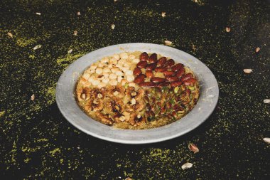 Türk tatlısı, kunafa, kaday fıstığı tozu ve peynirli sıcak yenilen tatlı