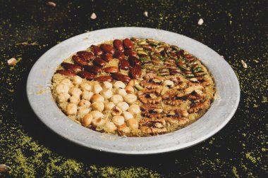 Türk tatlısı, kunafa, kaday fıstığı tozu ve peynirli sıcak yenilen tatlı