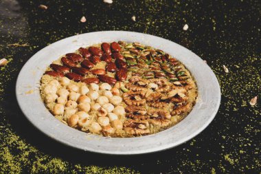 Türk tatlısı, kunafa, kaday fıstığı tozu ve peynirli sıcak yenilen tatlı