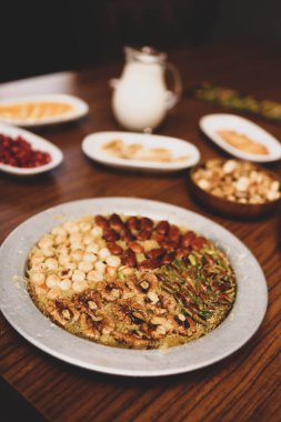 Türk tatlısı, kunafa, kaday fıstığı tozu ve peynirli sıcak yenilen tatlı