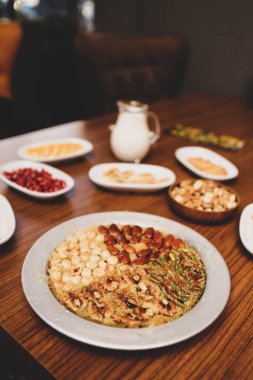 Türk tatlısı, kunafa, kaday fıstığı tozu ve peynirli sıcak yenilen tatlı