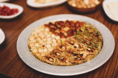 Türk tatlısı, kunafa, kaday fıstığı tozu ve peynirli sıcak yenilen tatlı