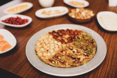 Türk tatlısı, kunafa, kaday fıstığı tozu ve peynirli sıcak yenilen tatlı