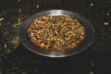 Türk tatlısı, kunafa, kaday fıstığı tozu ve peynirli sıcak yenilen tatlı