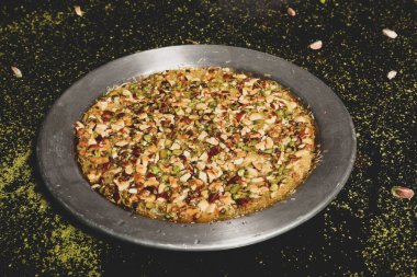 Türk tatlısı, kunafa, kaday fıstığı tozu ve peynirli sıcak yenilen tatlı