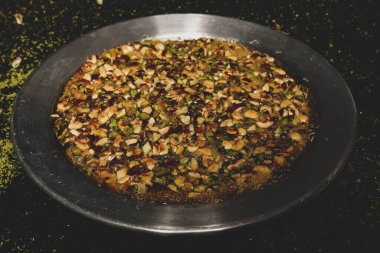 Türk tatlısı, kunafa, kaday fıstığı tozu ve peynirli sıcak yenilen tatlı