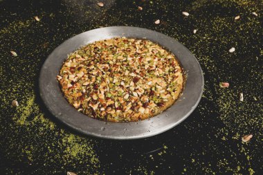 Türk tatlısı, kunafa, kaday fıstığı tozu ve peynirli sıcak yenilen tatlı