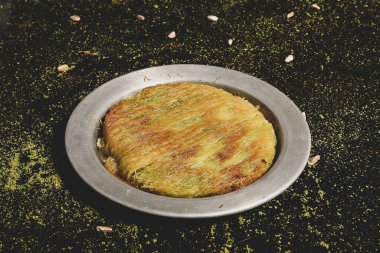 Türk tatlısı, kunafa, kaday fıstığı tozu ve peynirli sıcak yenilen tatlı