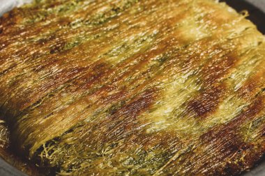 Türk tatlısı, kunafa, kaday fıstığı tozu ve peynirli sıcak yenilen tatlı