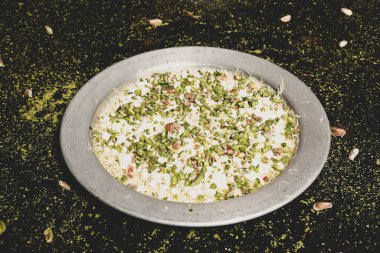 Türk tatlısı, kunafa, kaday fıstığı tozu ve peynirli sıcak yenilen tatlı