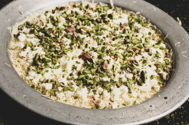 Türk tatlısı, kunafa, kaday fıstığı tozu ve peynirli sıcak yenilen tatlı