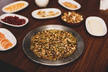 Türk tatlısı, kunafa, kaday fıstığı tozu ve peynirli sıcak yenilen tatlı