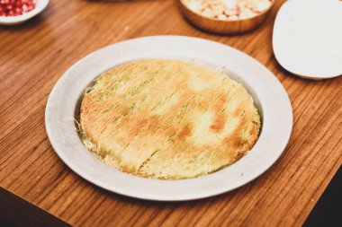 Türk tatlısı, kunafa, kaday fıstığı tozu ve peynirli sıcak yenilen tatlı