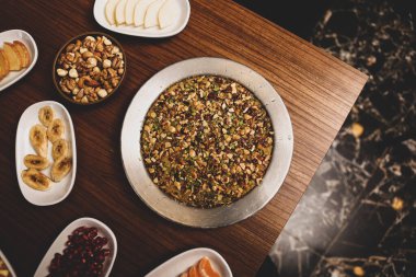 Türk tatlısı, kunafa, kaday fıstığı tozu ve peynirli sıcak yenilen tatlı