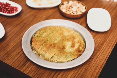 Türk tatlısı, kunafa, kaday fıstığı tozu ve peynirli sıcak yenilen tatlı