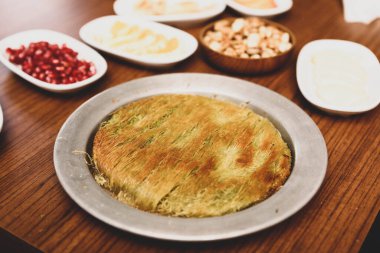 Türk tatlısı, kunafa, kaday fıstığı tozu ve peynirli sıcak yenilen tatlı